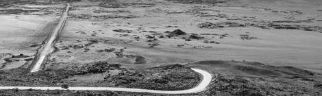 ...Plaine des sables en direction du Piton de la Fournaise en N&B...