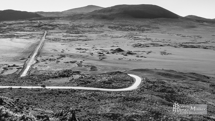 Plaine des sables en direction du Piton de la Fournaise en N&B