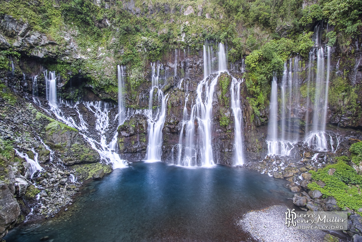 Résurgence et cascade du Grand Galet sur l'île de la Réunion en HDR