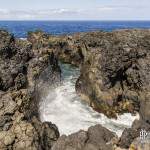 Rocher basaltiques sur la côte sauvage à l'ouest de la Réunion