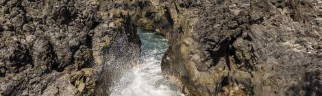 ...Rocher basaltiques sur la côte sauvage à l’ouest de la Réunion...