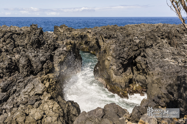 Rocher basaltiques sur la côte sauvage à l'ouest de la Réunion