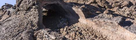 ...Tunnel sur une coul&eacute;e de lave du Piton de la Fournaise...