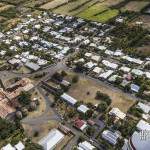 Usine de canne à sucre en friche au milieu d'un village de la Réunion