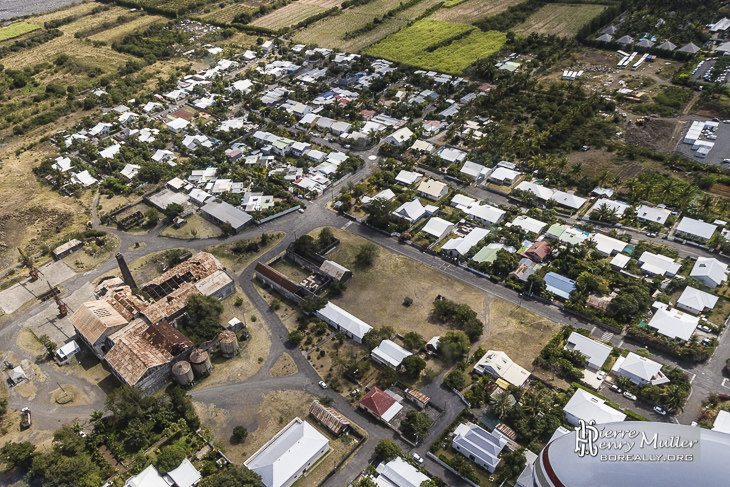 Usine de canne à sucre en friche au milieu d'un village de la Réunion