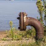 Canalisation et plateforme des installations pétrolières du lac de Biscarrosse