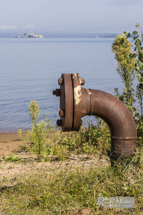 Canalisation et plateforme des installations pétrolières du lac de Biscarrosse