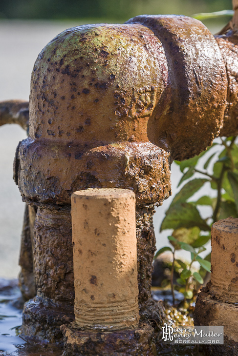 Canalisation rouillée dans une installation pétrolière