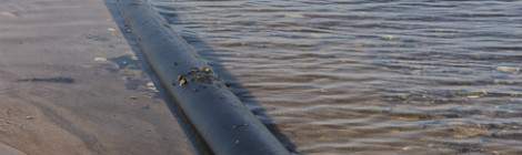...Diff&eacute;rents ol&eacute;oducs sous marins relient les installations des rives du lac de Biscarrosse aux plateformes p&eacute;troli&egrave;res pr&eacute;sentes sur le lac....