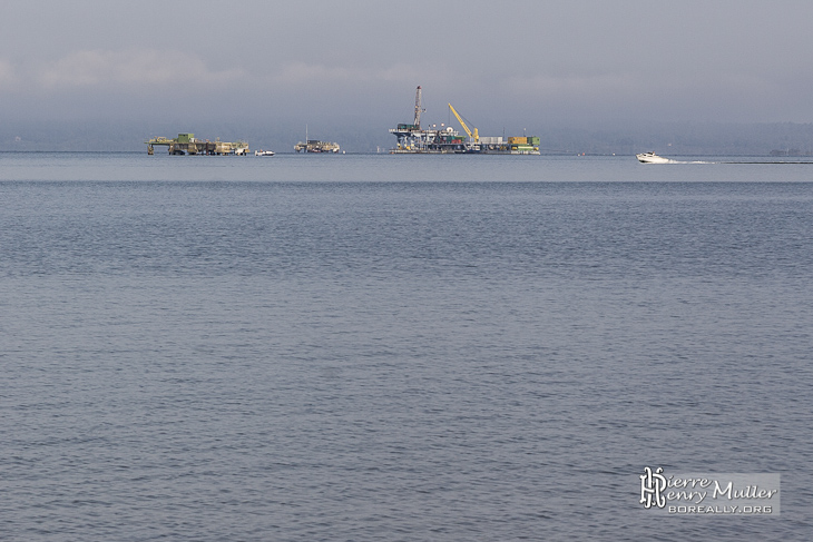 Plateformes pétrolières sur le Lac de Biscarrosse