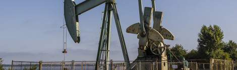 ...Pompe à bascule sur un puits de pétrole sur le lac de Parentis à côté de Biscarrosse....