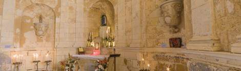 ...Autel de la chapelle du phare de Cordouan o&ugrave; sont c&eacute;l&eacute;br&eacute;s chaque ann&eacute;es des bapt&ecirc;mes et des mariages....