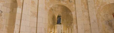 ...La chapelle de Notre-Dame-de-Cordouan au Phare de Cordouan est richement orn&eacute; de bas reliefs, de vo&ucirc;tes de marbes. L&rsquo;autel est de taille limit&eacute;e mais augmente le charme de cette chapelle....