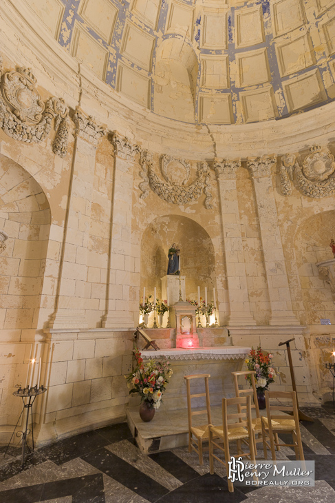 Autel richement décoré de la chapelle du Phare de Cordouan
