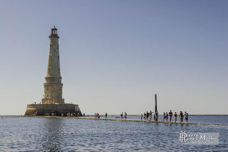 Chemin pavé menant au phare de Cordouan à marée basse