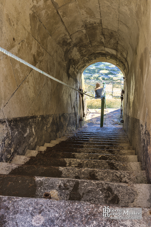 Escalier d'accès au Phare de Cordouan avec jeune fille en TTHDR