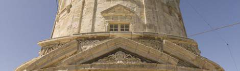 ...Depuis le bouclier de protection, la vue sur la colonne du Phare de Cordouan révèle tous les détails de ce Versailles de la mer....