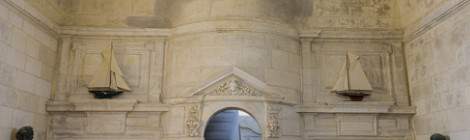 ...Ce premier &eacute;tage est un appartement nomm&eacute; appartement du roi m&ecirc;me si aucun seigneur n&rsquo;a s&eacute;journ&eacute; ici. Cette pi&egrave;ce a &eacute;t&eacute; am&eacute;nag&eacute;e par Colbert en 1664. Comme d&rsquo;autres pi&egrave;ces du phare, du marbre gris clair et noir fut utilis&eacute;....