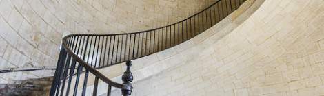 ...Le quatri&egrave;me &eacute;tage du Phare de Cordouan sert de palier. On retrouve le puits central pour le passage des combustibles et l&rsquo;escalier en colima&ccedil;on sur le mur....
