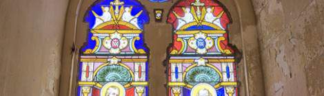 ...Les deux vitraux de la chapelle de Notre-Dame-de-Cordouan en HDR. Ils représentent Sainte Sophia (Sainte Sophie) et Saint Petrus....