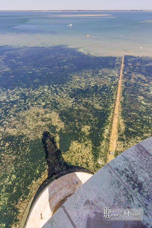 Vue du haut du phare de Cordouan avec son ombre et le chemin d'accès