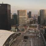 Toits du quartier de la Défense et axe historique de Paris