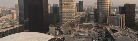 ...Vue sur les toits des immeubles du quartier de la Défense et sur l’axe historique de Paris : Défense, Maillot, Arc de Triomphe, Champs Elysée, Louvre...