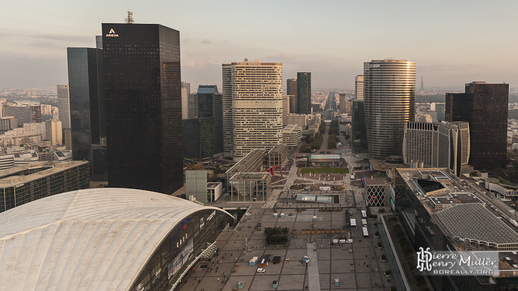 Toits du quartier de la Défense et axe historique de Paris