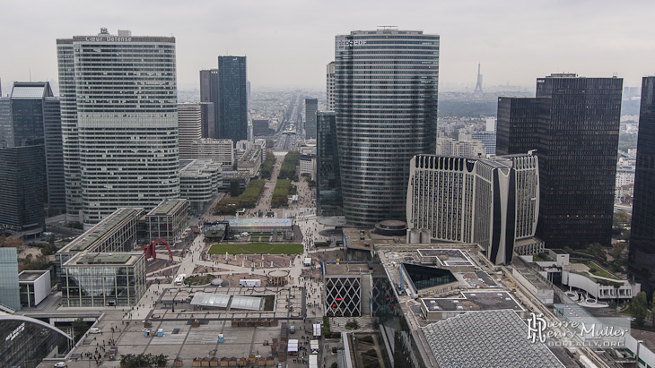 Tours et parvis de la Défense et vue sur Paris