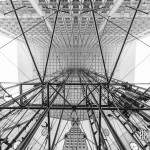 Vue symétrique des ascenseurs de la Grande Arche de la Défense