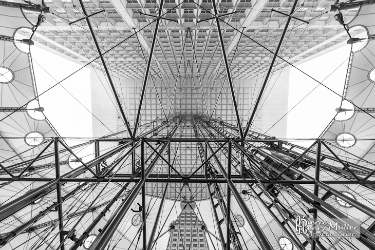 Vue symétrique des ascenseurs de la Grande Arche de la Défense