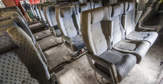 Reconstitution d'un avion de ligne avec sièges, carlingue et cibles au GIGN