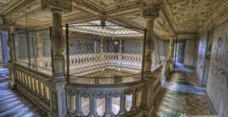 Colonnes de l'étage des terminales en HDR au château de Bonnelles